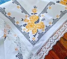 Vintage Tischdecke mit Stickerei/Kreuzstickerei und Spitzen - Gr. 165 x 130 cm.