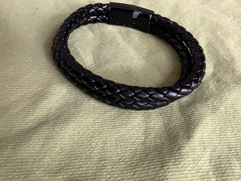 Pulsera de cuero trenzado doble para hombre con cierre magnético negro Foto 2 de 4