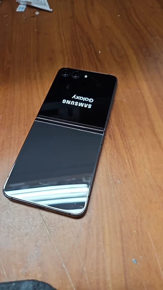 Samsung Galaxy Z FLIP 5 -5G 512GB GRAPHITE FACTORY UNLOCKED READ FIRST - 8909 - Image 4 of 4