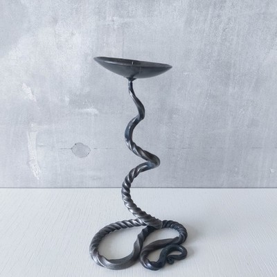 Handwerklich gefertigter handgeschmiedeter Kerzenhalter ''Basilisk'' Spirale Schmiedestahl gedreht