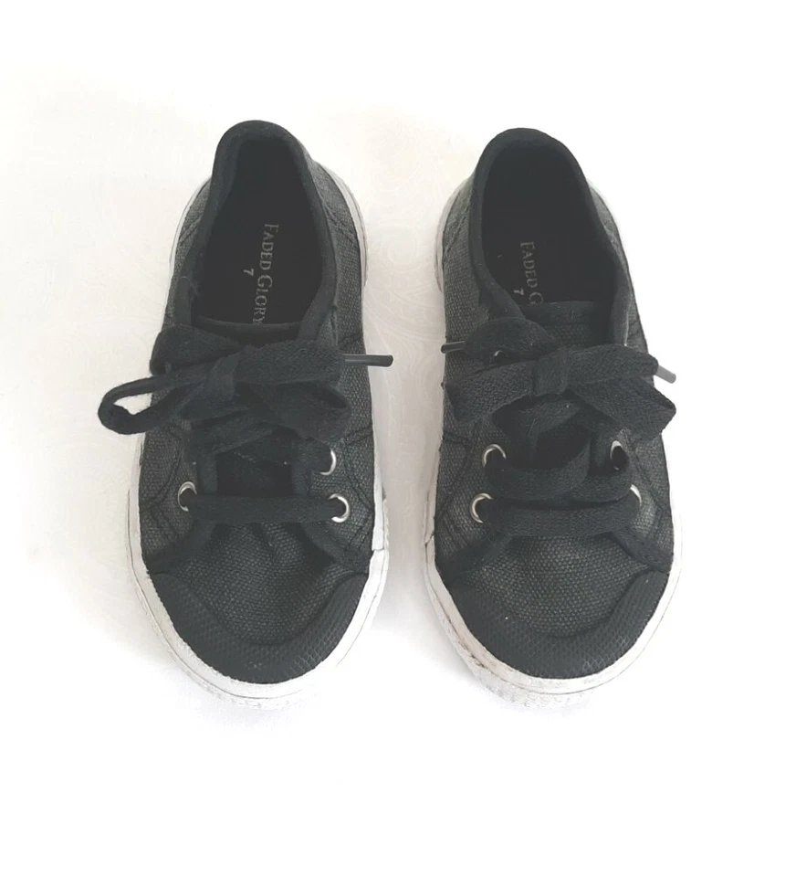 Zapatillas deportivas Faded Glory para niños pequeños negras con cordones usadas Foto 2 de 4