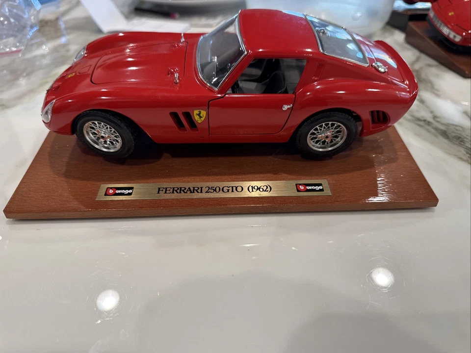Burago 1962 红色法拉利 250 GTO 1/18 比例压铸金属模型开箱 — 第 2/4 张图片