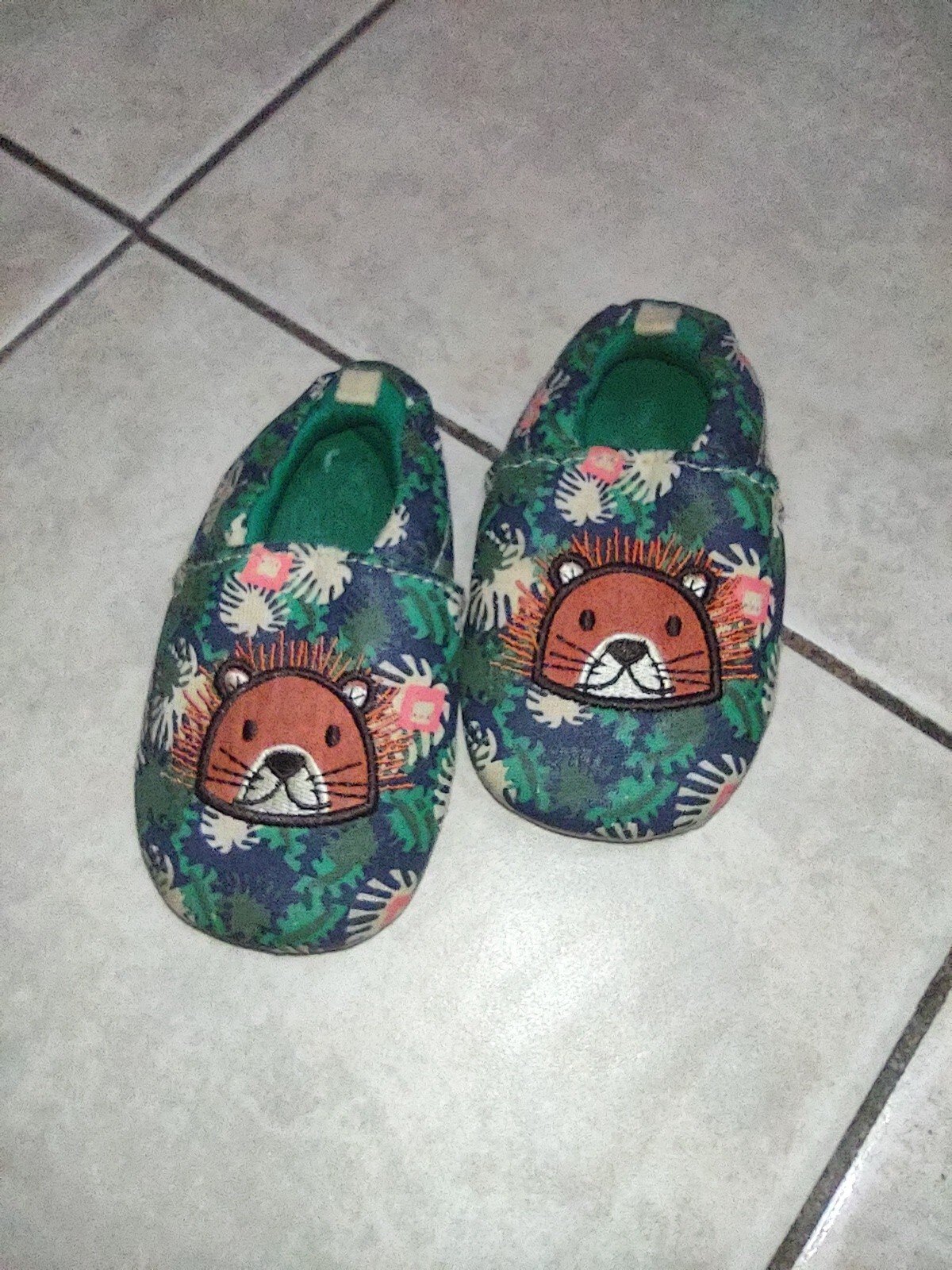 - Green Animal Design Size 6 - 9 Months.