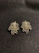 VTG 1980s Sarah Coventry silver tone leaf earrings. Excellent condition. G01
