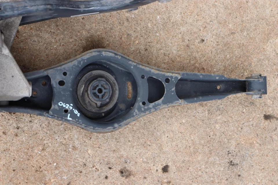 VOLKSWAGEN TIGUAN 2009-2017 TRACCIÓN DELANTERA EJE TRASERO IZQUIERDO NUDILLO BUJE BRAZO DE CONTROL OEM Foto 4 de 4