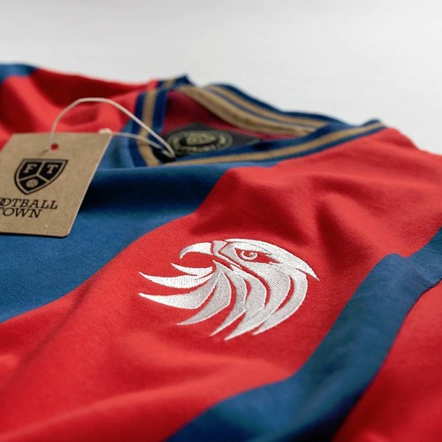 Camiseta Crystal Palace Football Club Inspirada Retro Para Hombre Calce Ajustado Emblema Águila - Imagen 2 de 4