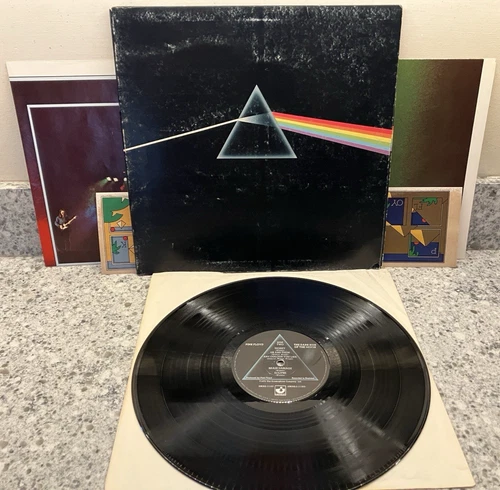 Pink Floyd – The Dark Side Of The Moon ; 1975 LP W/POSTERS & STICKERS  (WIN MBC)