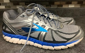 brooks men's dyad 8 running shoes