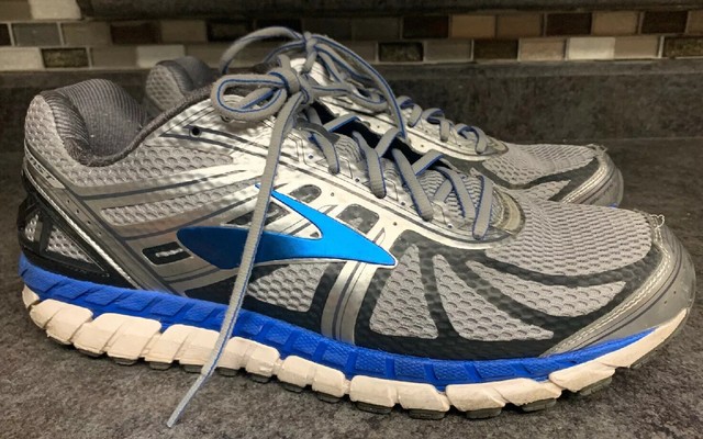 brooks tennis shoes mens grey