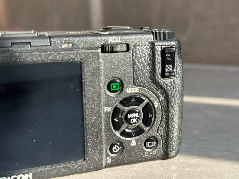 Ricoh GR Digital II GRD2 Compact Digital Camera Built-in Flash