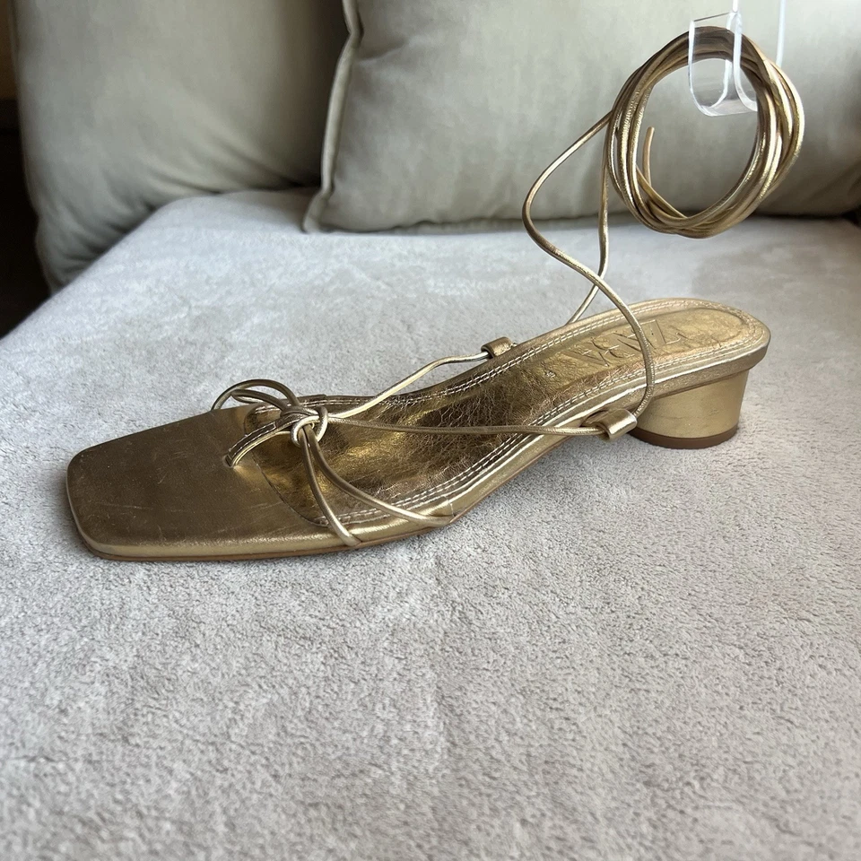 Sandália feminina Zara metálica dourada salto baixo tiras UE 38 EUA 7,5 resort casual - Imagem 2 de 4