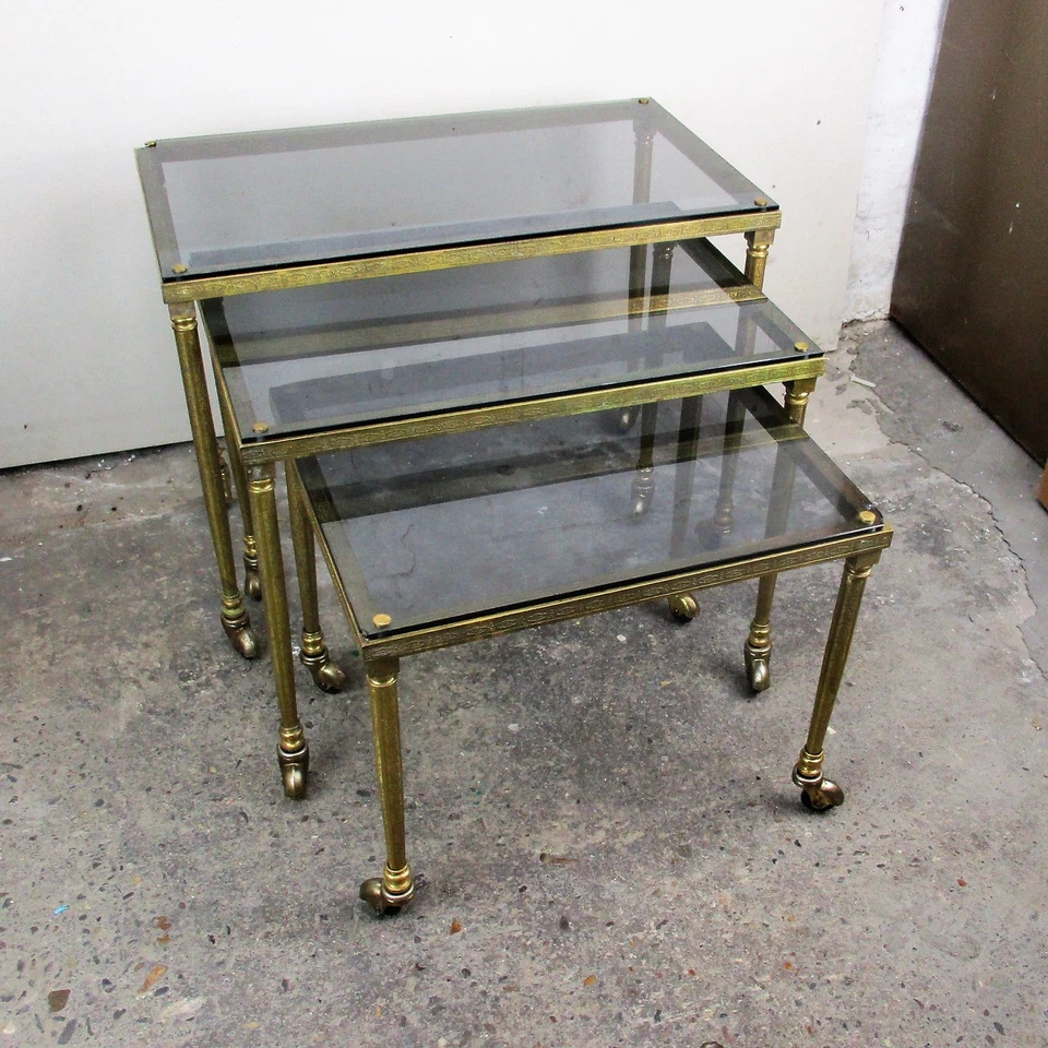 Mesas auxiliares de café anidadas vintage carro de barra de vidrio de latón ruedas era Maison Bagues Foto 3 de 4