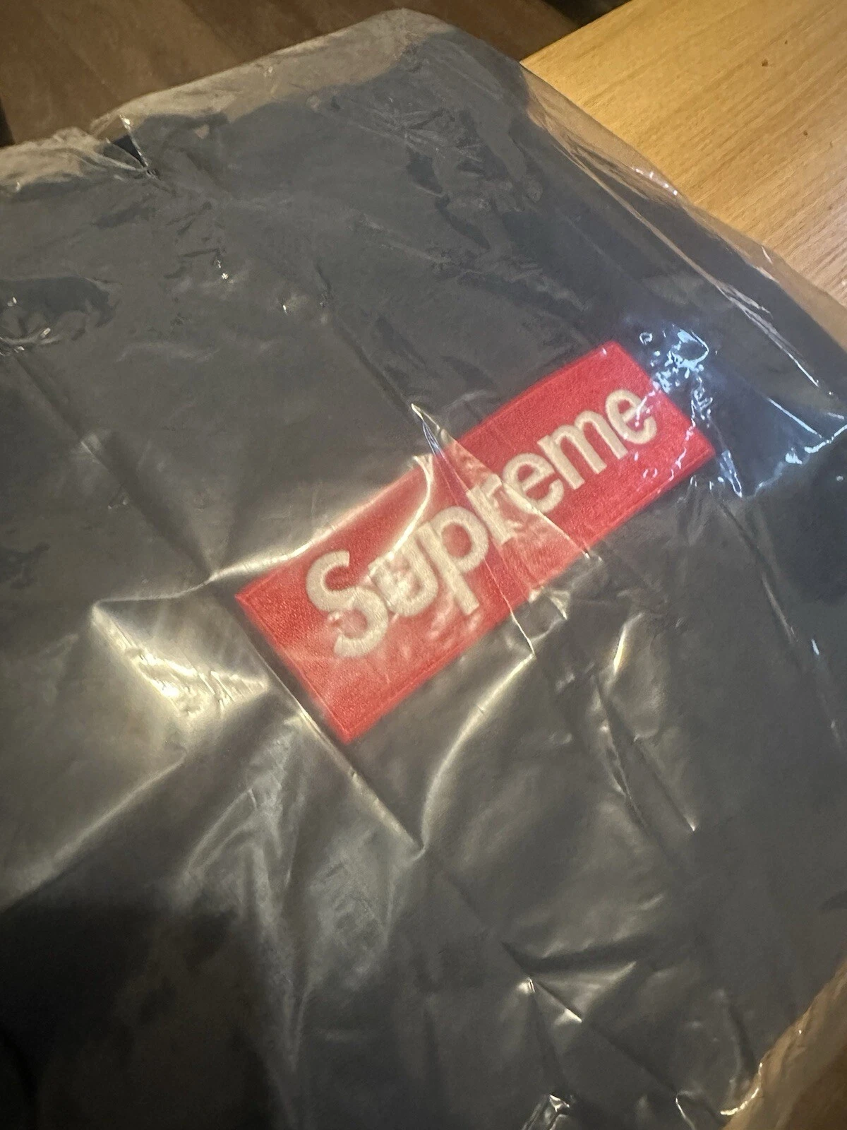 Sweat à capuche logo Supreme Box FW24 bleu marine moyen   en main   vendeur de confiance