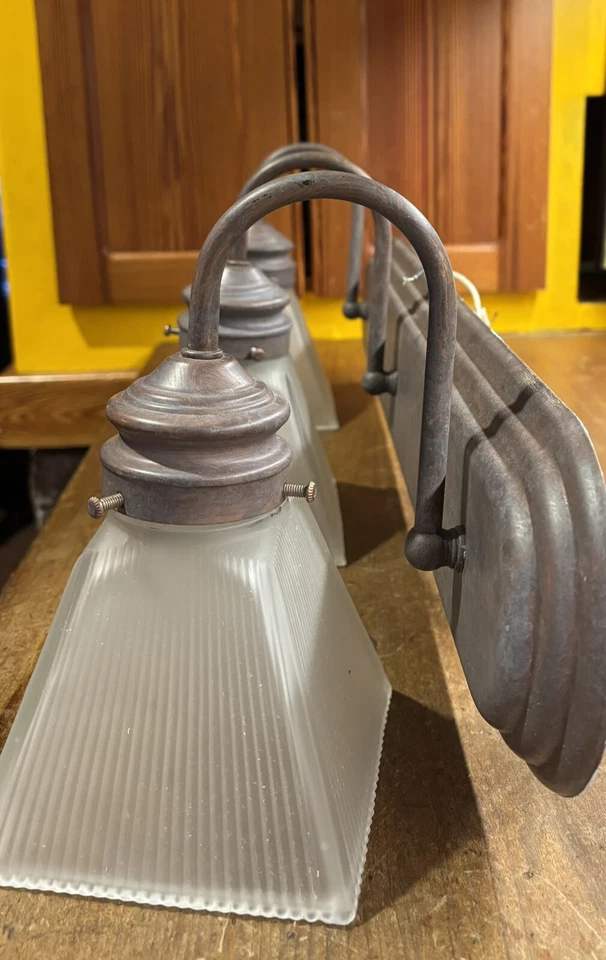 Luz de tocador de baño con cable de 3 luces y aplique a juego en color topo cepillado mate Foto 4 de 4