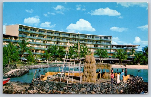 Kailua-Kona Hawaii~Hotel King Kamehameha~Swim Beach~Thatch Huts~1960s Postcard