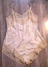Vtg WONDER MAID 100% Antron Nylon Teddy/Bodysuit Scalloped Tulip Lace Ivory 38