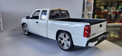 MOTORMAX 1/24 SCALE 2006 CHEVY SILVERADO 1500 W/ CUSTOM WHEELS, NEW WITH BOX - Picture 11 of 15