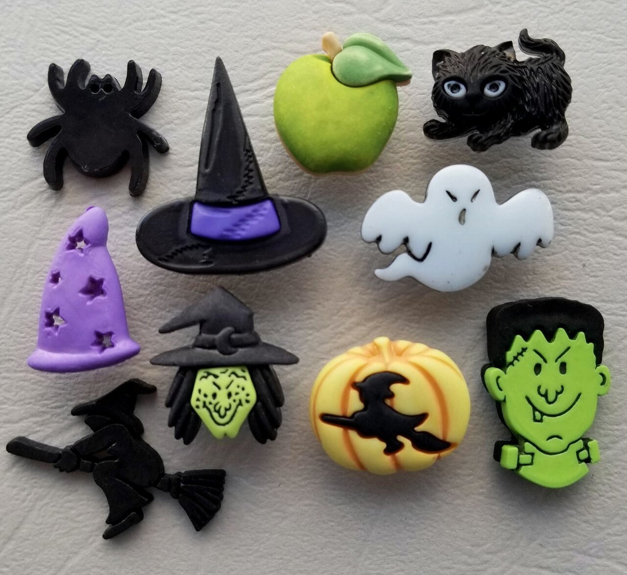 Craft Buttons WITCHCRAFT Halloween Witch Wicca Pumpkin Hat Cat Ghost Apple Spell