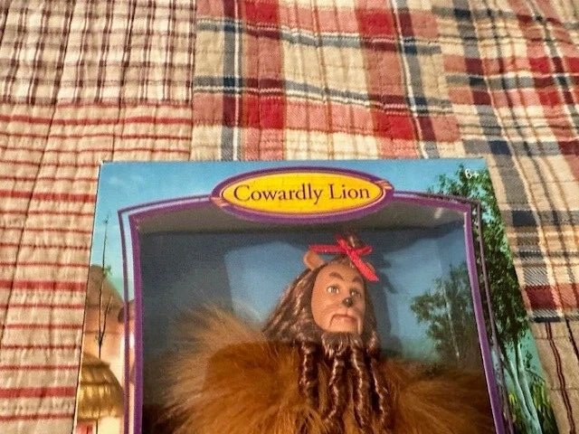 Barbie Etiqueta Rosa El Mago de Oz - Muñeca León Cobarde 2006 Mattel Foto 3 de 4