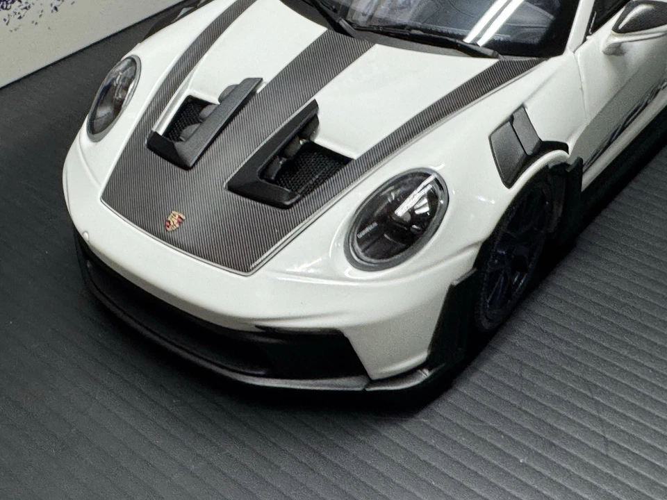 2022 Porsche 911 992 GT3 RS Weissach - Branco com rodas azuis 1/18 Minichamps - Imagem 2 de 4
