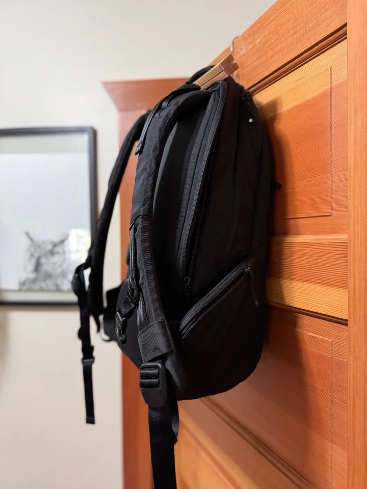 Incase ICON Laptop Backpack 23L Many Compartments Black $220 Retail Good Cond. - Image 3 of 4