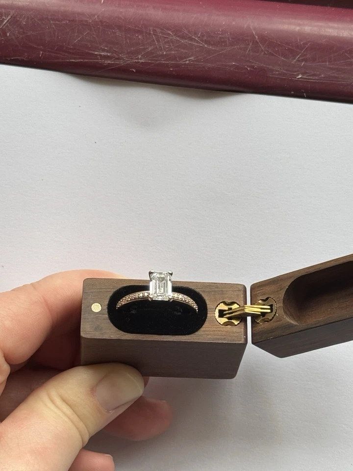 Anillo de compromiso de oro rosa pavé de 1,96 quilates creado en laboratorio peso total de 2,21 quilates Foto 4 de 4