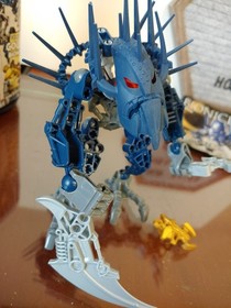 Lego Bionicle Stars Piraka #7137 Includes Booklet And Canister & Golden Bionicle