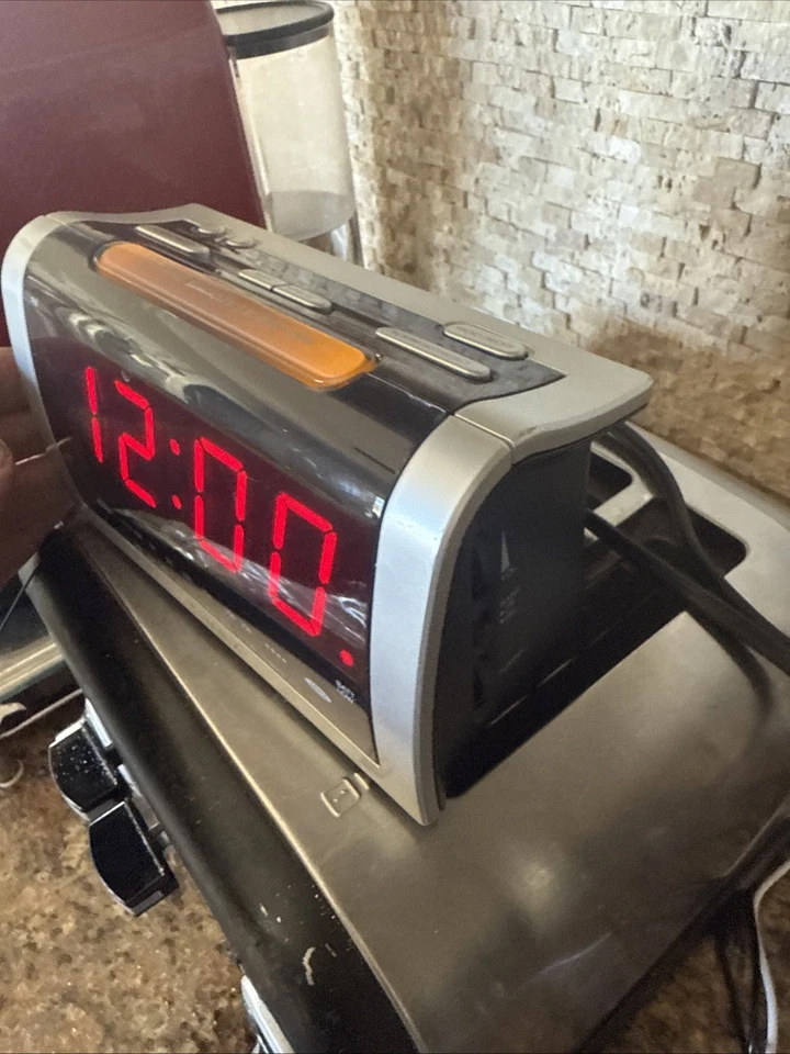 Timex T256 Jumbo LED Alarm Clock Radio Extra Large Display Tested - Works - Image 2 of 4