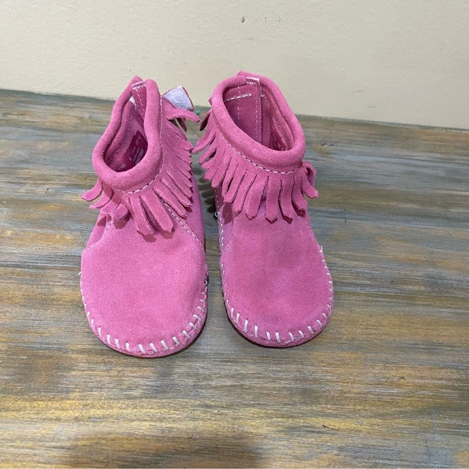 Botas mocassim Minnetonka infantil aba traseira camurça franja rosa tamanho 6 - Imagem 3 de 4