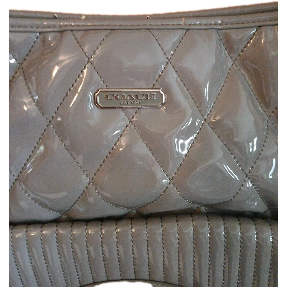 Bolso de hombro acolchado de vidrio líquido Coach 18673 Poppy en plata con etiquetas Foto 3 de 4