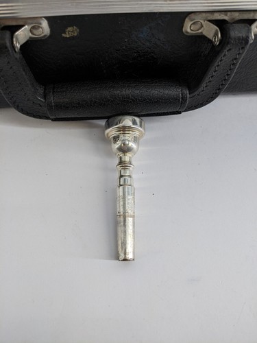 Trompeta de plata Bach TR200 con estuche rígido - Imagen 14 de 16