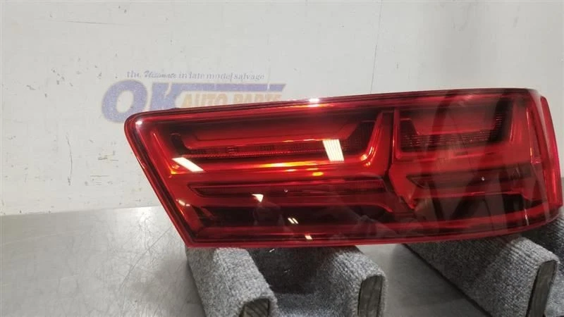 18 2018 AUDI Q7 LUZ TRASERA LUZ PASAJERO DERECHO Foto 3 de 4