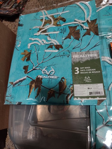 REALTREE(5) & MOSSY OAK(1) GIFT BAG SETS 18 BAGS TOTAL (3 DIFF SIZES) SEALD CAMO - Picture 2 of 3