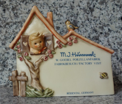 Hummel Figur Hum 822 ''Hummelnest'' FM 7 * Aufstellschild ''Fabrikbesuch Goebel''
