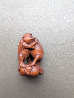 Hand Carved Japanese Boxwood Netsuke Dancing Frogs 2''