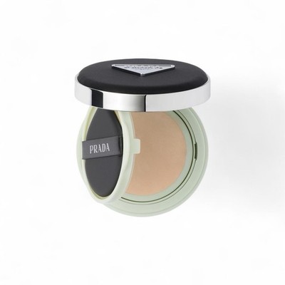 PRADAのAUGMENTED SKINクッションファンデーション、色はLN10 NEW Prada Reveal Mesh Cushion Foundation LN10 light neutral