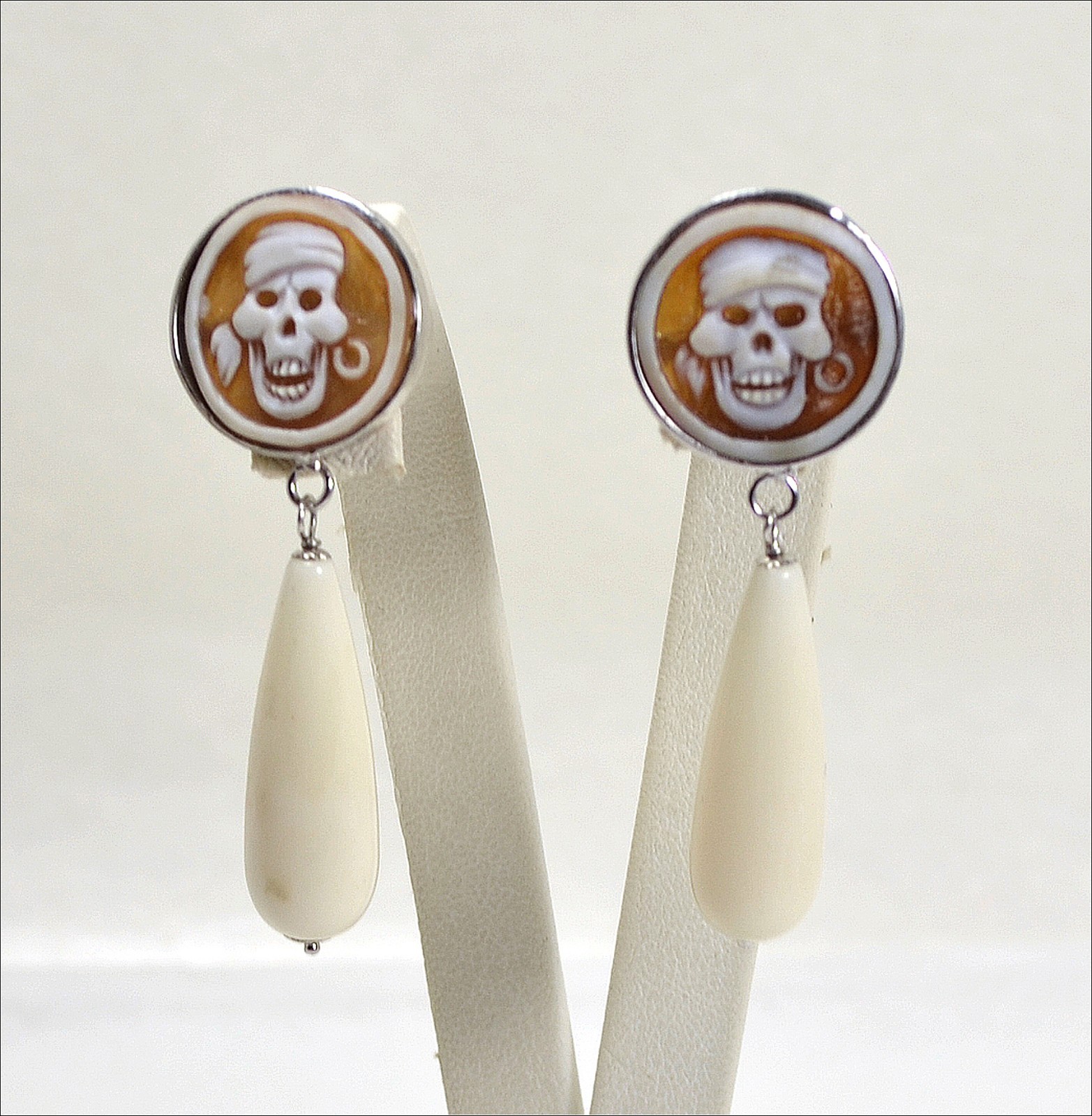 ORECCHINI IN ARGENTO 925 CON CAMMEI TESCHIO PIRATA E GOCCE PENDENTI AGHT 0357