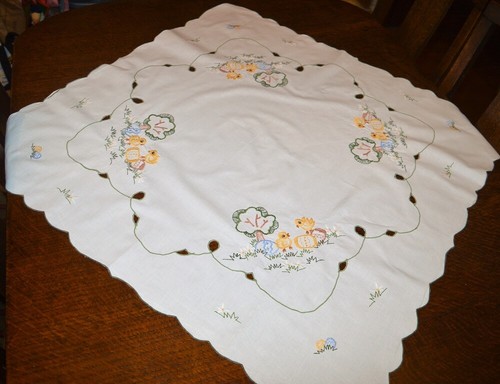 EASTER DUO OF CHICKS WITH SPRING TREE! VINTAGE GERMAN TABLECLOTH WITH CUTWORK - Bild 8 von 12