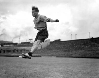 Bolton Wanderers' centre forward Nat Lofthouse who went on lat- 1950 Old Photo