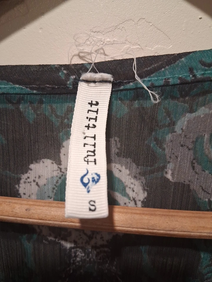 Blusa Pullover Vintage Vibe Full Tilt Transparente Ala de Murciélago Azul y Blanco Talla S Foto 2 de 4