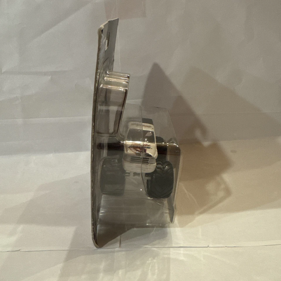 2004 Muscle Machines M064-05-05 Captain America Monster Truck 1:64 NIB - Image 2 of 4