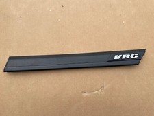 Zierleiste für Seitenteil links mit VR6 Emblem für VW Golf 3 2-türig 1H3853535A