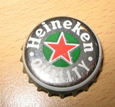 Capsule de bière Heineken argentée avec écriture blanche