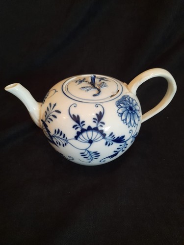 Meissen Blue Onion Teapot with Lid - Hand Painted Porcelain 20th Century Circa