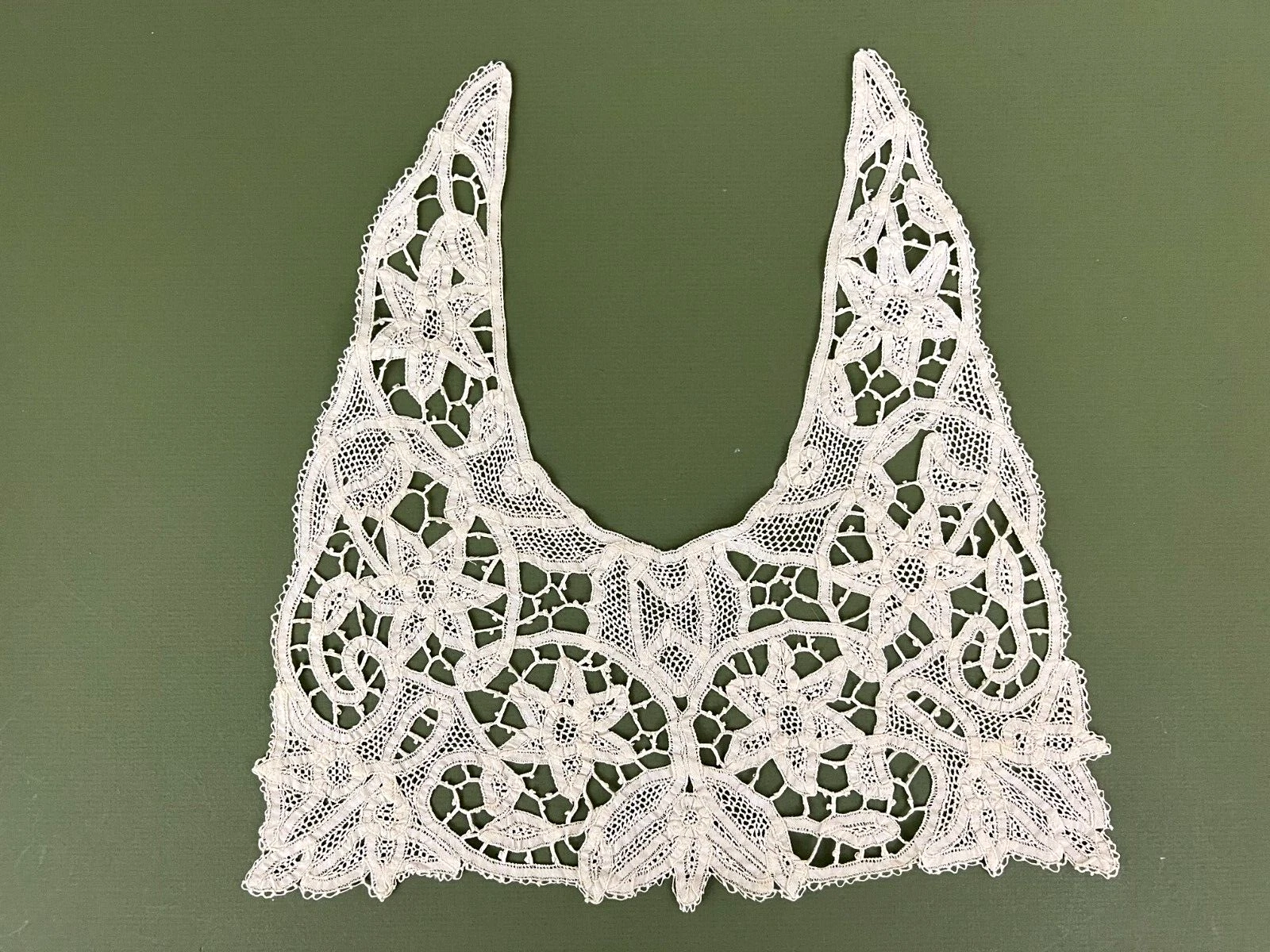 OFF WHITE Collare floreale in pizzo bianco antico fatto a mano