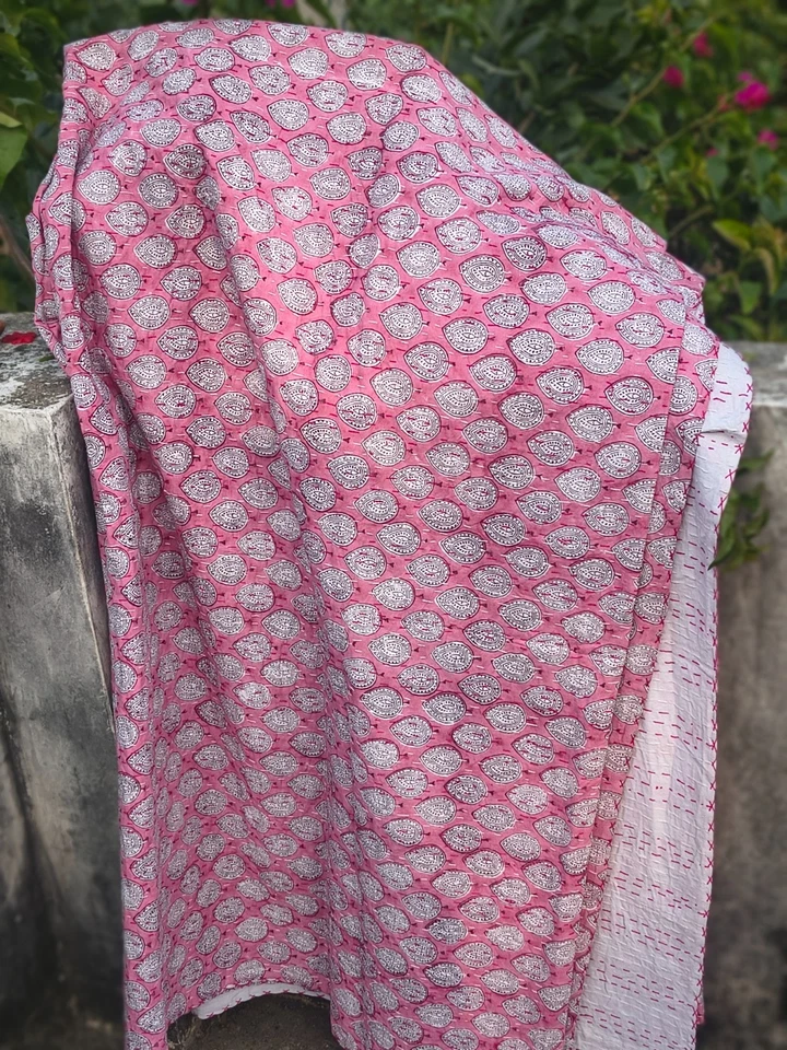 Colcha de algodón hecha a mano con estampado de bloques rosa kantha tiro king size Foto 3 de 4
