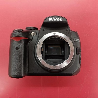 Nikon D5000 12.3MP APS C DSLR 2.7'' Flip Screen 720p HD Video SD Card