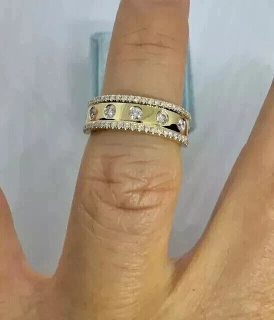 Anillo de eternidad de boda redondo de diamantes simulados de 2,40 quilates enchapado en oro amarillo de 14 quilates para hombre Foto 3 de 4