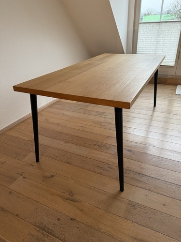 Moderner Holz-Esstisch für 4-6 Personen