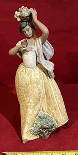 GRES LLADRO #2151 " A BIRD IN HAND " WOMAN w/BASKET RETIRED EXCELLENT MINT